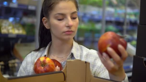 Wanita mengambil apel dari kotak di supermarket. Tidak ada limbah, tidak ada konsep plastik — Stok Video