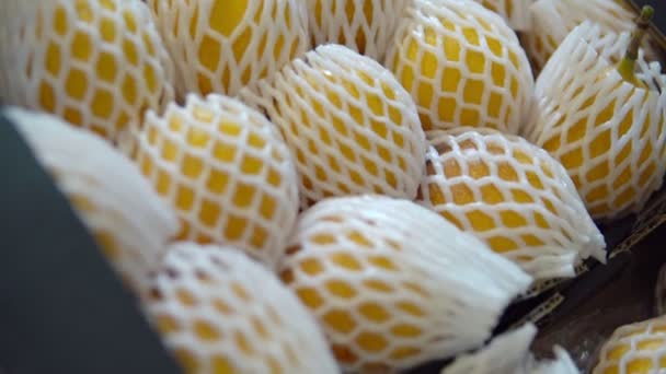 Prendre à la main les fruits granadilla de la boîte. Acheter des fruits exotiques au supermarché — Video