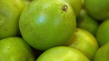 Kadınların elleri raflardan meyve topluyor. Süpermarkette organik yiyecekler