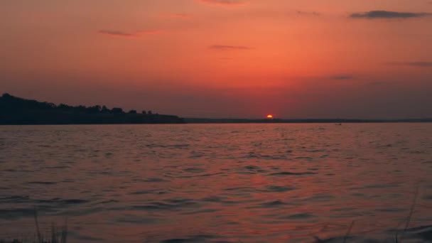 Widok na zachód słońca, letni wieczór nad rzeką, morzem lub oceanem. Koncepcja relaksu — Wideo stockowe