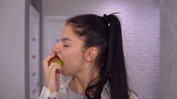 Attractive woman biting juicy pear close up. Eating healthy organic food — Stock Video