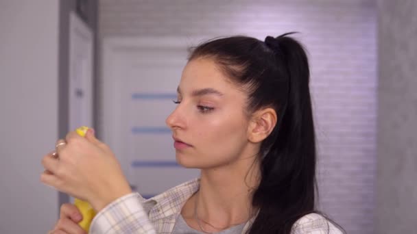 Mujer joven pelando plátano, mordiendo. Comer fruta orgánica, estilo de vida saludable — Vídeos de Stock