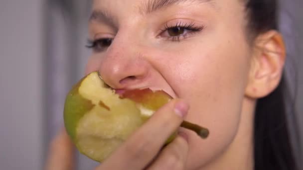 Donna che morde gustosa pera succosa da vicino. Note di alimentazione. Video con suono. — Video Stock