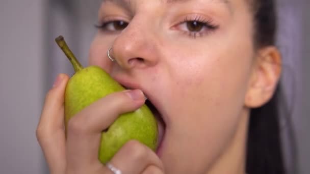 Woman eating green pear, biting fruit close up. Testy organic juicy pear — Stock Video