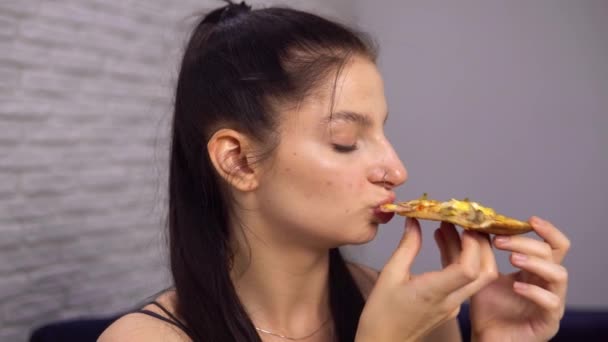 Γυναίκα απολαμβάνει νόστιμη πίτσα, δαγκώνει πίτσα φέτα. Εθισμός στα γρήγορα τρόφιμα. — Αρχείο Βίντεο