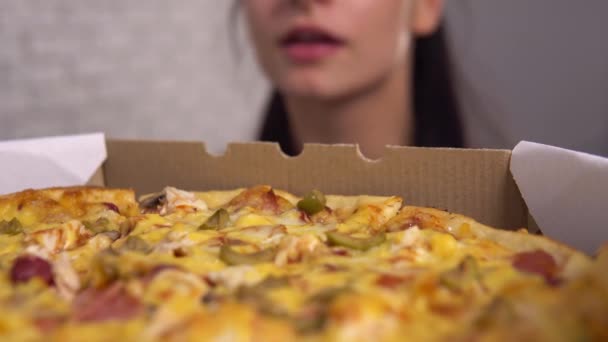 ピザを見ている女性、ファーストフード中毒。おいしいピザを楽しむ — ストック動画