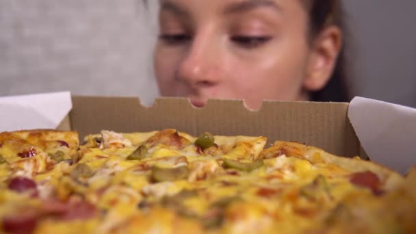 Rolig kvinna som tar pizzabit. Hungrig kvinna biter god pizza — Stockvideo