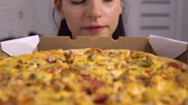 Pizzaya bakan üzgün diyet yapan kadın. Yeme bozukluğu konsepti. Kilo veriliyor.