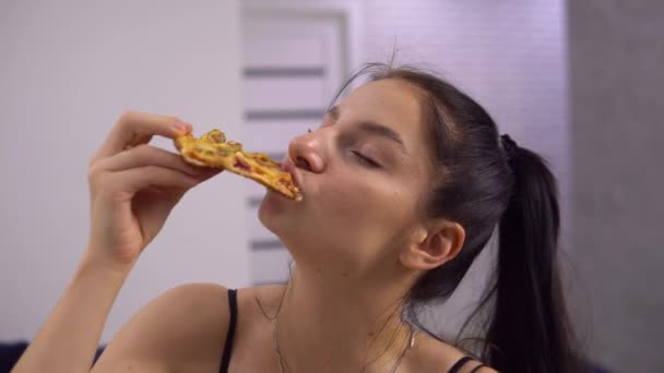 Mulher atraente comendo pizza com prazer, desfrutando de refeição de comida testy fas — Vídeo de Stock