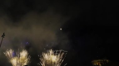 Gökyüzünde gerçek havai fişekler. Tatil kutlaması konsepti. Yeni yıl 2022