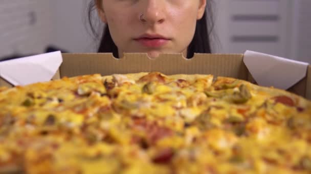 Głodna kobieta diety patrząc na smaczną pizzę, lizanie i gryzienie jej usta — Wideo stockowe