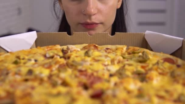 Mujer con trastorno alimenticio mirando pizza. Mujer de dieta, adicción a la comida rápida — Vídeos de Stock