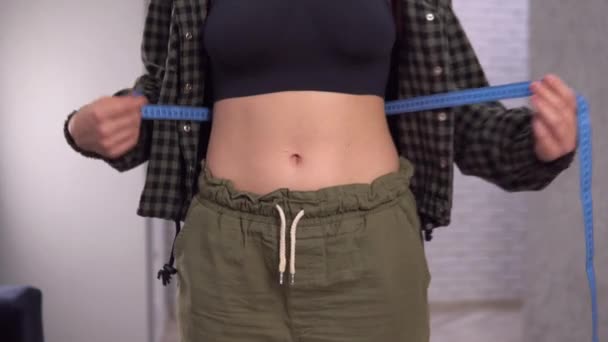 Loose weight and dieting. Overweight woman with fat belly. Measuring waist size — Stock Video