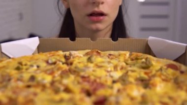 Pizzaya bakan üzgün, aç bir kadın. Fast food yiyemiyorum. Diyet yapan kadın.