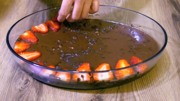 Kuchen mit Schokoladenaufstrich und frischen Erdbeeren dekorieren — Stockvideo