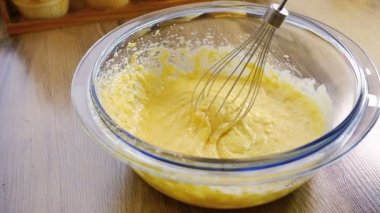 Un ile zaten kadar dövülmüş yumurta ve şeker bir el mikseri kullanarak karıştırma Closeup yavaş hareket