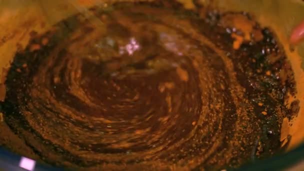 Tort de gătit, preparatul de copt. Amestec de cacao cu ouă, lent — Videoclip de stoc