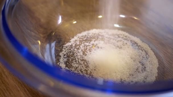 설탕 그릇 슬로우 모션에서으로 떨어지는 드랍 스 — 비디오