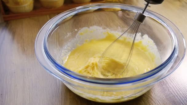 Primer plano de la mezcla de harina con huevos y azúcar ya batidos utilizando una batidora eléctrica, cámara lenta — Vídeo de stock