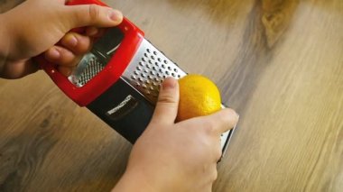 Limon kabuğu rendesi, yavaş hareket