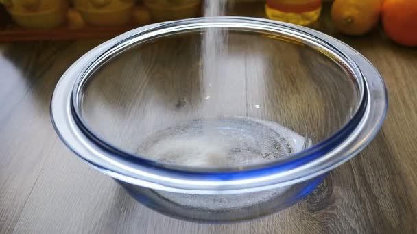 Gotas de azúcar cayendo en tazón en cámara lenta — Vídeo de stock