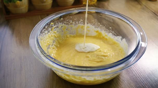 Fechar a mistura de farinha com ovos já batidos e açúcar usando um misturador elétrico, câmera lenta — Vídeo de Stock