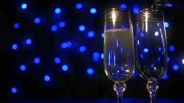 Kabarcıklanma şampanya Böke siyah backgroung karşı iki kristal bardak içine dökülür varlık