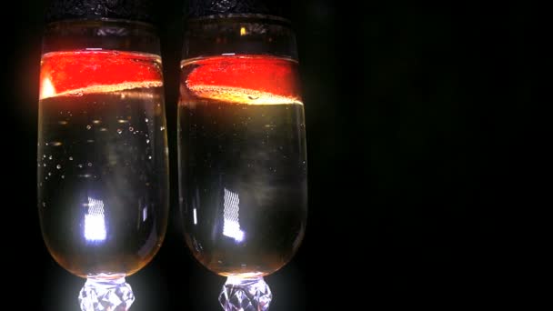 Champanhe com morango — Vídeo de Stock