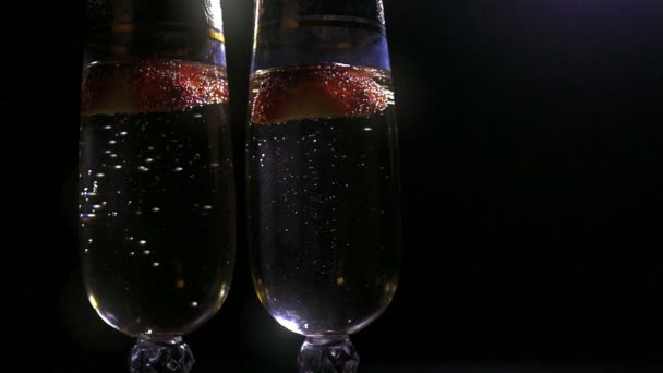 Champagne med jordgubbe — Stockvideo