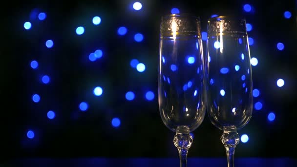 Lege glazen voor champagne staan op boke achtergrond — Stockvideo