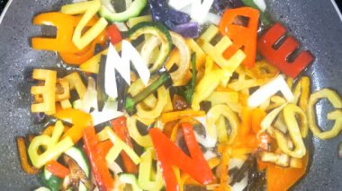 Karışık alfabesi harfleri sebze stir-frying