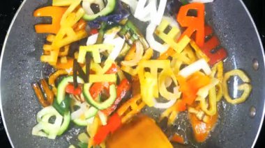 Karışık alfabesi harfleri sebze stir-frying