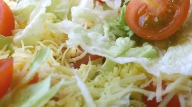 Güzel renkli Sezar salatası giyinme kruton ve parmesan peyniri, sağlıklı yemek