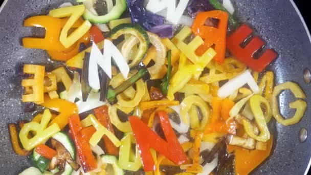 Mexer-fritar letras alfabeto misto legumes — Vídeo de Stock