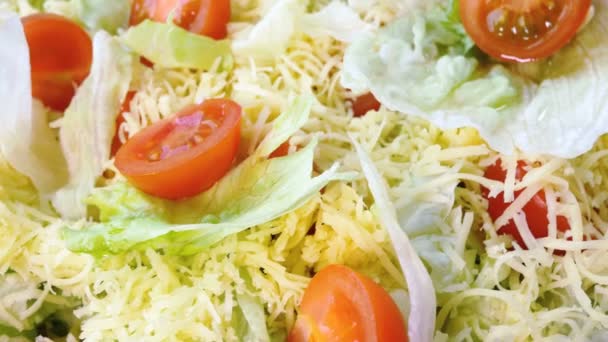 Schöner bunter Caesar-Salat mit Croutons und Parmesan, gesunde Mahlzeit — Stockvideo