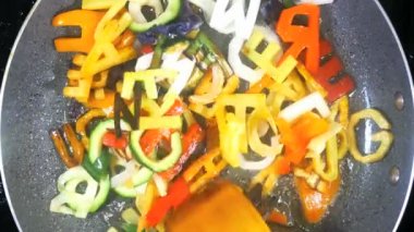 Karışık alfabesi harfleri sebze stir-frying