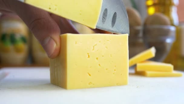 Ember vágás darab sajtot — Stock videók