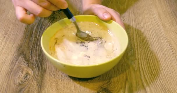 Geschmolzene Schokolade in heißer Milch — Stockvideo