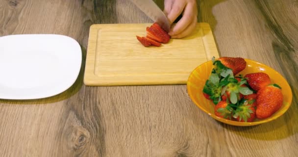 Close Up Female Hands Slicing Fresh Organic Strawberries — Stock Video