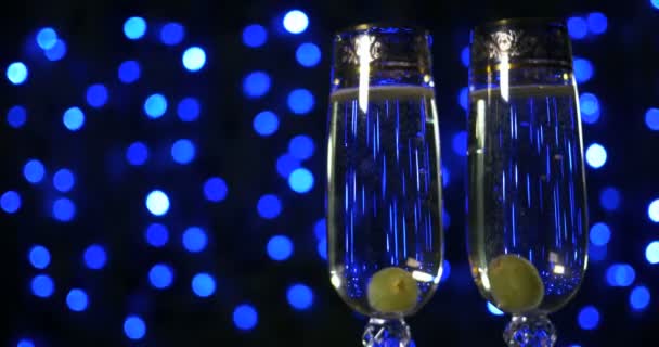 Gröna druvor falla i glas gyllene bubblande champagne — Stockvideo