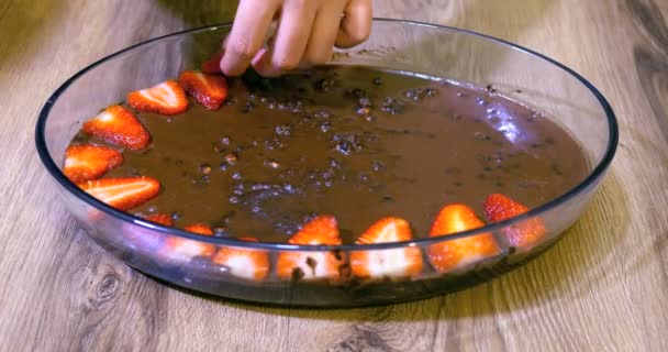 Decorating cake with chocolate spread and fresh strawberry — Stock Video