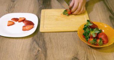 taze organik çilek Dilimleme eller kapatmak 