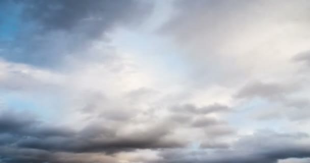 Wechselnde Wolken gegen sich bewegende Wolken und blauer Himmel im Zeitraffer — Stockvideo