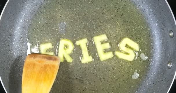 Μικτή γραμμάτων, ανακατεύετε-τηγάνισμα λέξη πατάτες — Αρχείο Βίντεο