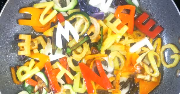 Remover-freír letras de alfabeto mixto verduras — Vídeos de Stock