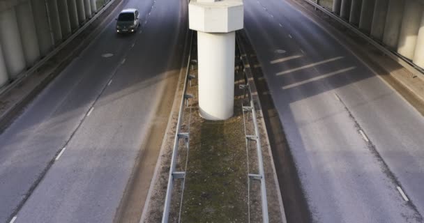 Snelweg op moment van de dag, brug. — Stockvideo