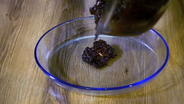 Primer plano de chocolate derretido con galletas, pastel — Vídeo de stock