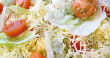 Güzel renkli Sezar salatası giyinme kruton ve parmesan peyniri, sağlıklı yemek
