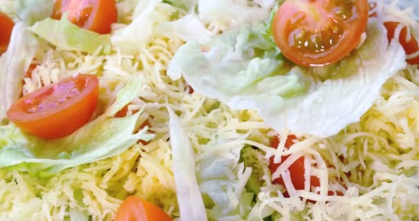 Красивый красочный салат Цезарь с соевыми гренками и сыром пармезан, здоровая еда — стоковое видео