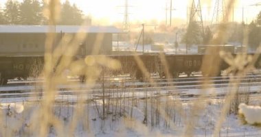 Tren tren istasyonu depo içinde hareket görünüm. Kış Doğa